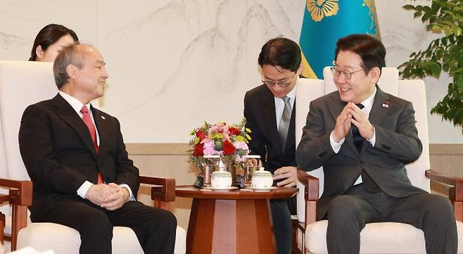 이재명 대통령이 지난 5일 용산 대통령실에서 손정의 소프트뱅크그룹 회장과 면담하고 있다. 대통령실통신사진기자단