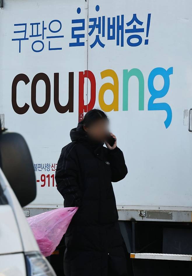 쿠팡과 SK텔레콤 등 대규모 고객 계정 유출 사고를 낸 기업 대부분이 피해자를 구제하는 '개인정보유출 배상보험'을 법정 최소 금액으로만 가입해 온 것으로 나타난 8일 서울 시내의 한 쿠팡 물류센터의 배송차량 모습. 사진=연합뉴스