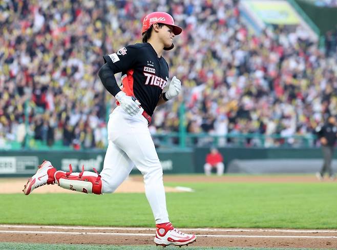 SSG랜더스필드에서 열린 2025 프로야구 KIA 타이거즈와 SSG 랜더스의 더블헤더 2차전 경기, 4회초 1사 주자없는 상황에서 KIA 김도영이 솔로 홈런을 날린 후 베이스를 돌고 있다.뉴시스