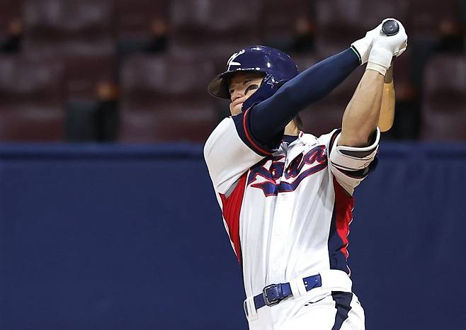 고척스카이돔에서 2024 WBSC 프리미어12를 앞두고 열린 한국 야구대표팀과 상무의 연습경기, 8회말 2사 1루 상황 대표팀 김도영이 타격하고 있다.뉴시스