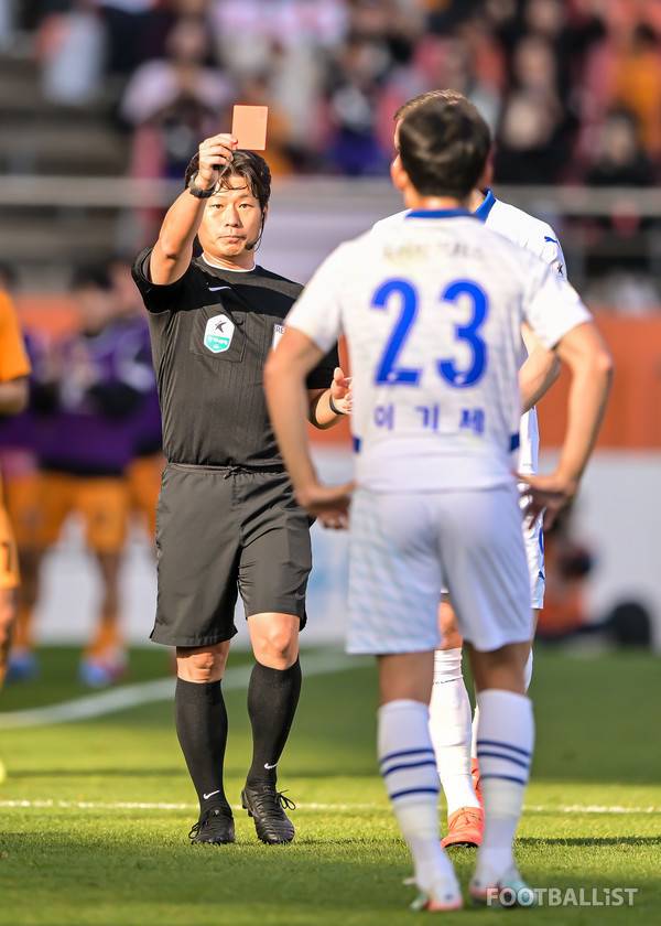 송민석 주심(왼쪽), 이기제(오른쪽, 수원 삼성). 서형권 기자