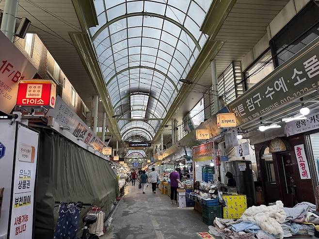 집 근처 전통 시장 내부 모습. 상생페이백이 시작된 후 엄마를 따라 장을 보러 종종 가게 된다.