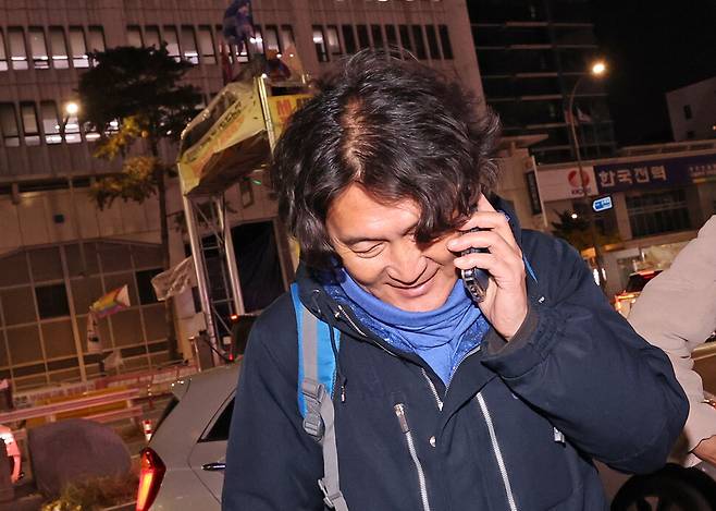 김형수 거제통영고성 조선하청지회장이 지난달 20일 저녁 서울 중구 세종호텔 앞에서 세종호텔 투쟁문화제을 마친 뒤 고진수 지부장과 통화를 하며 인사하고 있다. 김 지회장은 지난 6월 서울 중구 한화빌딩 앞 30m 폐쇄회로 텔레비전(CCTV) 철탑 위에서 97일 동안 고공농성을 했다. 이들이 함께 고공농성을 했을 때 매일 전화로 안부를 물었다. 백소아 기자 thanks@hani.co.kr