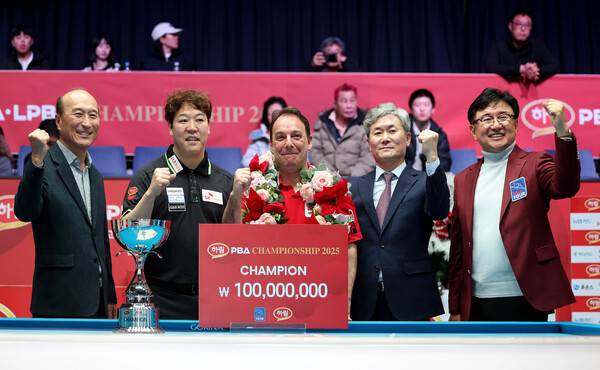 다니엘 산체스가 7일 열린 2025~2026 8차 투어 하림 챔피언십에서 우승한 뒤 준우승자 강동궁 등과 함께 기념촬영을 하고 있다. PBA 제공