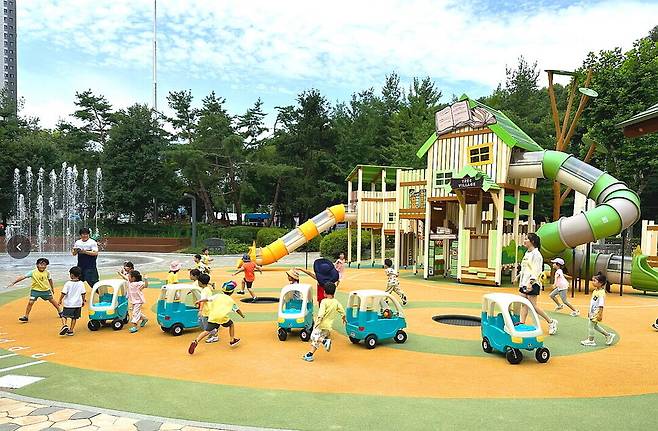 과천시 ‘에어드리공원 숲속 책마을 놀이터’에서 어린이들이 뛰어 놀고 있다. 과천시 제공