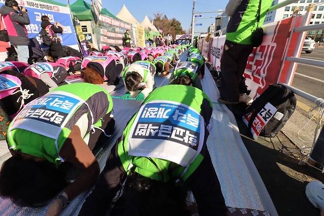 학교 급식 노동자들이 8일 오후 서울 여의도 국회 앞에서 학교급식법 개정안 통과를 요구하며 108배 시위를 하고 있다. 교육공무직본부 제공