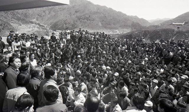 1980년 4월 25일 강원 정선군 사북읍에 당시 야당인 신민당 관계자들이 찾아오자, 광부들이 구름같이 몰려들어 진상을 설명하고 있다. 한국일보 자료사진