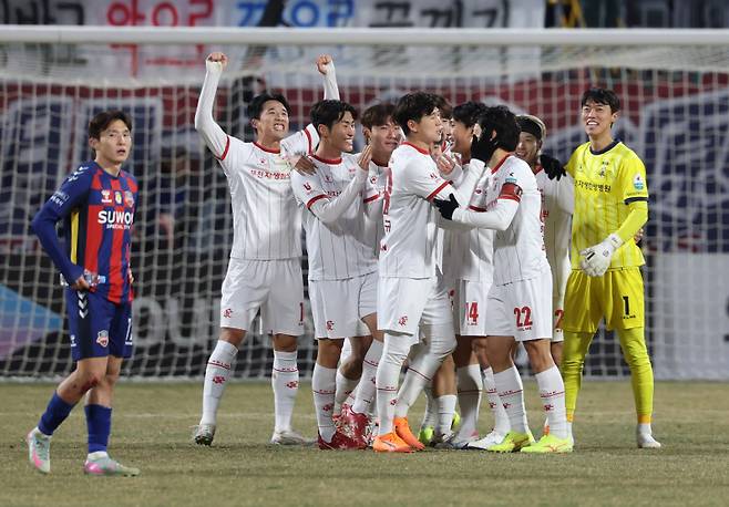 <yonhap photo-4617=""> '승격의 기쁨' (수원=연합뉴스) 이지은 기자 = 8일 수원종합운동장에서 열린 프로축구 승강 플레이오프 2차전 수원FC와 부천FC의 경기. 3대2로 승리하며 1부 승격한 부천FC 선수들이 기뻐하고 있다. 2025.12.8 jieunlee@yna.co.kr/2025-12-08 21:40:26/ <저작권자 ⓒ 1980-2025 ㈜연합뉴스. 무단 전재 재배포 금지, AI 학습 및 활용 금지></yonhap>