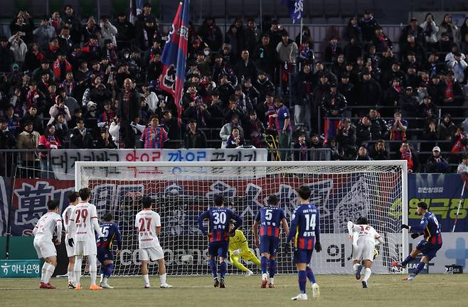 <yonhap photo-4869=""> 페널티킥 넣는 싸박 (수원=연합뉴스) 이지은 기자 = 8일 수원종합운동장에서 열린 프로축구 승강 플레이오프 2차전 수원FC와 부천FC의 경기. 후반 경기 종료직전 수원FC 싸박이 페널티킥을 넣고 있다. 2025.12.8 jieunlee@yna.co.kr/2025-12-08 22:21:26/ <저작권자 ⓒ 1980-2025 ㈜연합뉴스. 무단 전재 재배포 금지, AI 학습 및 활용 금지></yonhap>