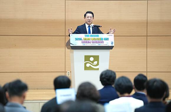 김영록 전라남도지사가 8일 도청 왕인실에서 열린 공감과 소통을 위한 ‘12월 정례조회’에서 인사말을 하고 있다. [사진=전남도]