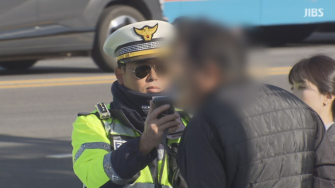 오늘(8일) 제주시 거로사거리 인근 도로에서 음주운전 단속이 진행되는 모습 (사진, 강명철 기자)