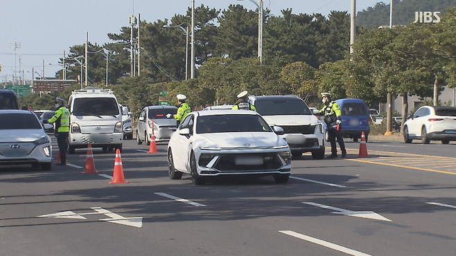오늘(8일) 제주시 거로사거리 인근 도로에서 음주운전 단속이 진행되는 모습 (사진, 강명철 기자)