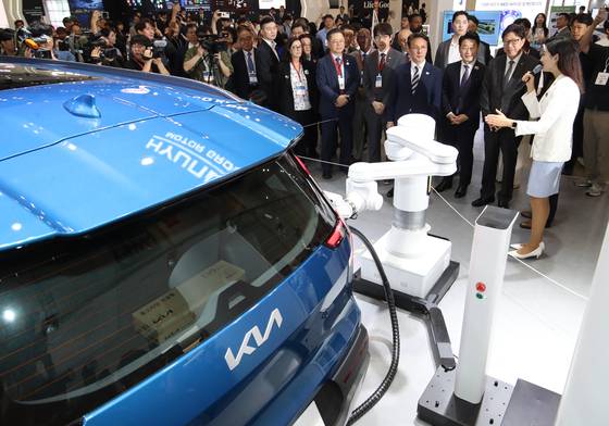 지난 8월 27일 부산 해운대구 벡스코 제1전시장에서 열린 '2025 기후산업국제박람회(WCE)'에서 김민석 국무총리 등이 현대자동차 부스를 찾아 전기차 충전시스템 등을 둘러보고 있다. 뉴스1