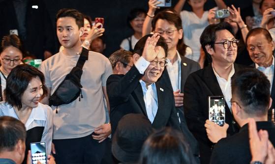 이 대통령은 광복 80주년을 기념해 조진웅이 추천한 이 영화를 본다면서 소셜미디어를 통해 신청한 시민들과 동반 관람을 했다. 대통령실사진기자단