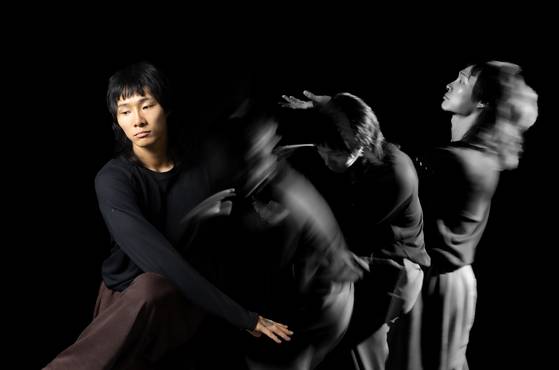 올해 서울무용제 홍보대사로 발탁되어 20대부터 50대까지 비전공자 대상 한국무용 워크숍을 진행한 스타 춤꾼 기무간. 최기웅 기자