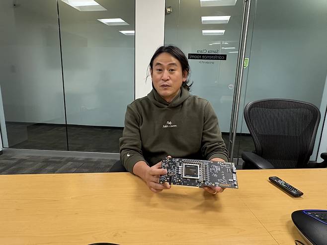 백준호 퓨리오사AI 대표가 AI 칩 '레니게이드'의 구조를 설명하고 있다. 보스턴=이영애 기자