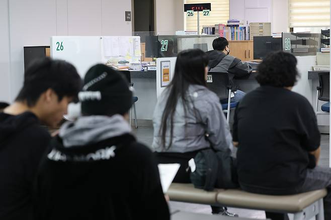 Citizens receive consultations on unemployment benefits at the Seoul Western Employment and Welfare Plus Center in Mapo District on Nov. 12. According to October employment data released the same day by the Ministry of Data and Statistics, the number of employed people increased by 193,000 from a year earlier, yet the employment rate among young adults continued to fall for the eighteenth consecutive month and the number of people in their 30s classified as “not in the labor force” reached 334,000, the highest since records began. [NEWS1]