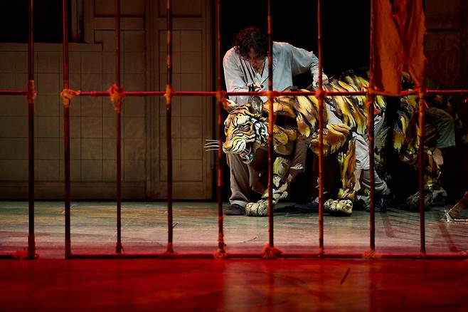 A life-sized tiger puppet is on stage during "Life of Pi″ staged at the GS Arts Center in Gangnam District, southern Seoul, through March 2. [S&CO]