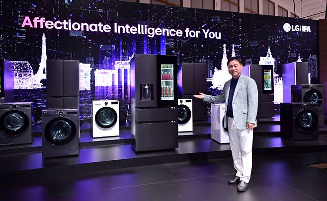류재철 LG전자 CEO가&nbsp;9월 열린 IFA 2025에 마련된 LG전자 부스에서 ‘LG AI홈’을 설명하고 있다. LG전자 제공