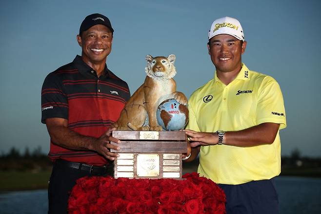 8일(한국시간) 바하마의 올버니 골프코스에서 끝난 PGA투어 이벤트 대회 히어로 월드 챌린지에서 우승한 마쓰야마 히데키가 호스트인 타이거 우즈(왼쪽)로부터 트로피를 건넨 받은 뒤 포즈를 취하고 있다. AFP연합뉴스