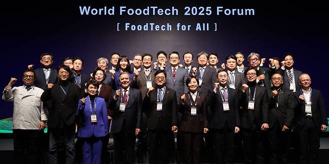 ‘월드푸드테크포럼 2025’ 주요 참석자와 발표자들이 화이팅을 외치고 있다. 아랫줄 왼쪽부터 양종집 미국 CIA 교수, 민승규 세종대 석좌교수, 강금실 월드푸드테크포럼 공동조직위원장, 게르하르트 슈뢰더 전 독일 총리, 우원식 국회의장, 송미령 농림축산식품부 장관, 장승준 매경미디어 부회장, 이완 작가, 타니 생랏 주한태국대사, 레이먼드 셰플러 HITI CEO.[이승환기자]
