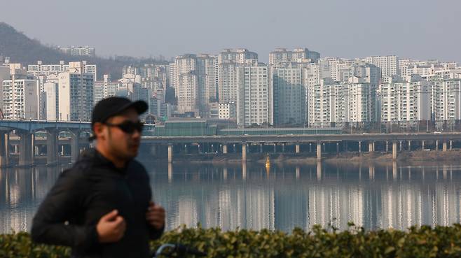 한강 건너편으로 성동구의 한 아파트 단지가 보인다. [연합뉴스]