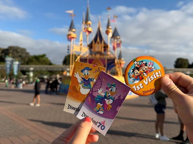 파크 호퍼 티켓과 디즈니랜드 기념 뱃지.  /사진= 강예신 기자