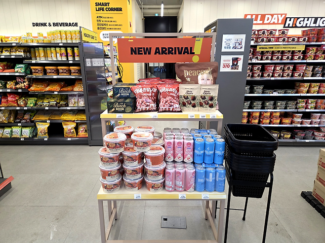 서울 강서구 마곡동에 위치한 이마트24 마곡프리미엄점. 이마트24는 지난 3일 차세대 가맹점 표준 모델 ‘프로토 타입’을 공개했다. [김혜진 기자]