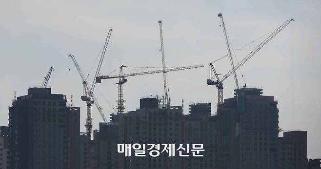 서울 한 아파트 건설현장에 멈춰 서 있는 타워크레인 모습 [매경DB]