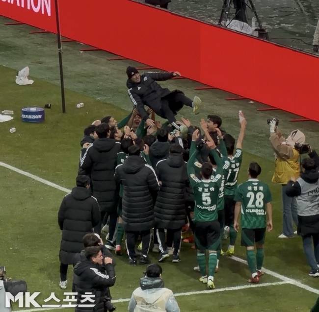 코리아컵 우승 확정 후 선수들에게 헹가래를 받는 타노스 코치. 사진=김영훈 기자