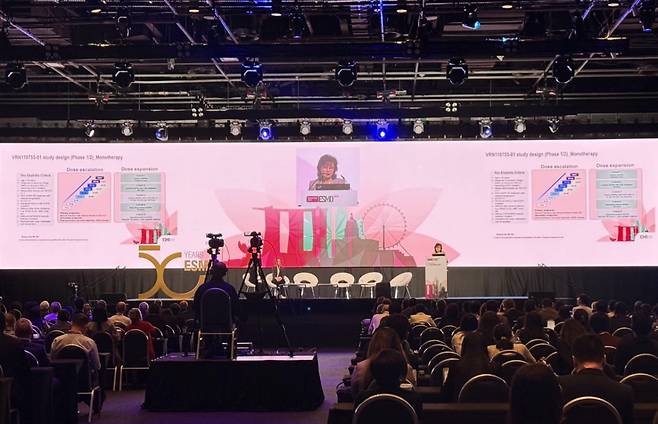 안명주 삼성서울병원 혈액종양내과 교수가 지난 6일 싱가포르에서 열린 '유럽종양학회(ESMO) 아시아 학술대회 2025'에서 VRN11 임상1상 데이터를 발표하고 있다./사진제공=보로노이