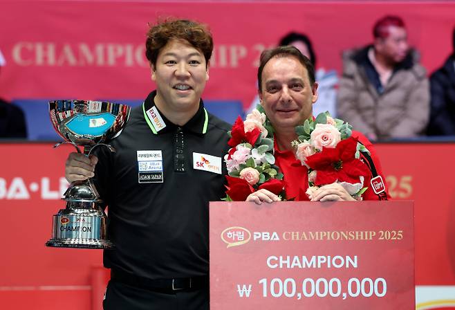 강동궁이 다니엘 산체스에 패해 아쉬운 준우승을 차지했다. 사진은 지난 7일 경기 고양 킨텍스 PBA스타디움에서 열린 2025-26시즌 8차 투어 하림 PBA-LPBA 챔피언십에서 우승을 차지한 산체스(오른쪽)와 준우승자 강동궁. /사진=프로당구협회(PBA) 제공