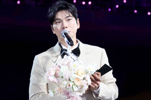 배우 이이경 측이 유재석 저격 의혹에 대해 부인했다. 사진은 배우 이이경이 지난 6일 '아시아 아티스트 어워즈 2025'에서 AAA 베스트 초이스를 수상한 후 소감을 전하는 모습. /사진=스타뉴스