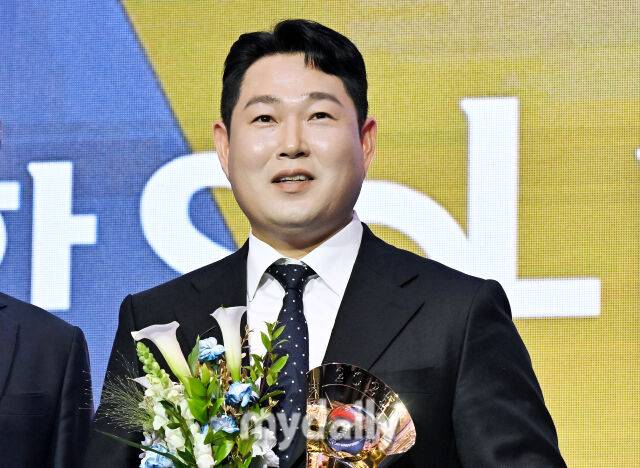 두산 양의지가 24일 오후 서울 잠실 롯데호텔 월드에서 진행된 '2025 KBO 시상식'에서 타율상을 수상하고 있다. 'KBO 시상식'은 퓨처스리그 투·타 개인 부문별 1위 선수 시상을 시작으로 KBO 리그 투·타 개인 부문별 1위 선수, KBO 심판상, 각 포지션별 KBO 수비상, 신인상 및 MVP 시상으로 진행된다./마이데일리