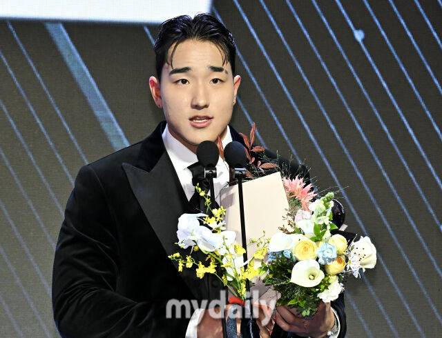 KT 안현민이 24일 오후 서울 잠실 롯데호텔 월드에서 진행된 '2025 KBO 시상식'에서 신인상을 수상하고 있다. 'KBO 시상식'은 퓨처스리그 투·타 개인 부문별 1위 선수 시상을 시작으로 KBO 리그 투·타 개인 부문별 1위 선수, KBO 심판상, 각 포지션별 KBO 수비상, 신인상 및 MVP 시상으로 진행된다./마이데일리