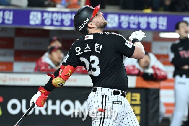 30일 대전 한화생명 볼파크 야구장에서 열린 '2025 신한 SOL 뱅크 KBO 한국시리즈 4차전' LG 트윈스와 한화 이글스 경기. LG 오스틴이 8회초 2사 1-2루에 뜬공 아웃되고 있다./마이데일리