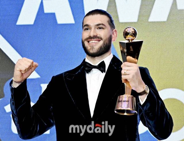 한화 폰세가 24일 오후 서울 잠실 롯데호텔 월드에서 진행된 '2025 KBO 시상식'에서 MVP를 수상하고 있다.'KBO 시상식'은 퓨처스리그 투·타 개인 부문별 1위 선수 시상을 시작으로 KBO 리그 투·타 개인 부문별 1위 선수, KBO 심판상, 각 포지션별 KBO 수비상, 신인상 및 MVP 시상으로 진행된다.