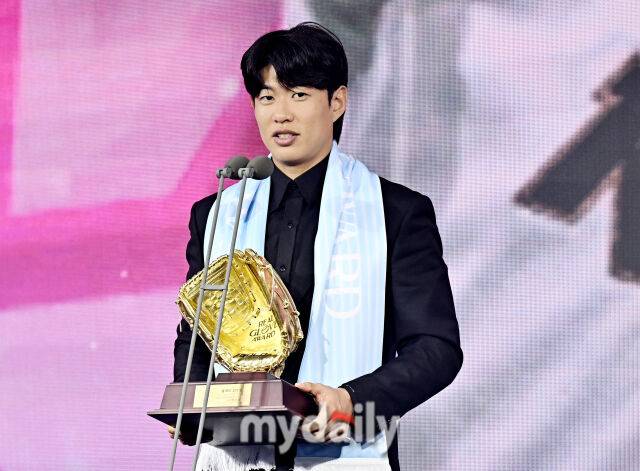 키움 송성문이 1일 오전 서울 광장동 비스타 워커힐 서울에서 진행된 '2025 리얼글러브 어워드(REAL GLOVE AWARD)'에서 올해의 선수삳을 수상하고 있다. 리얼글러브 어워드는 한국 프로야구 선수들이 직접 투표를 통해 동료 선수들의 활약을 평가하고 각 포지션별 최고의 선수를 선정하는 국내 유일의 선수 주도형 시상식으로, 선수들 스스로 한 해 동안 가장 뛰어난 활약을 펼친 동료를 평가하고 인정하는 자리다./마이데일리