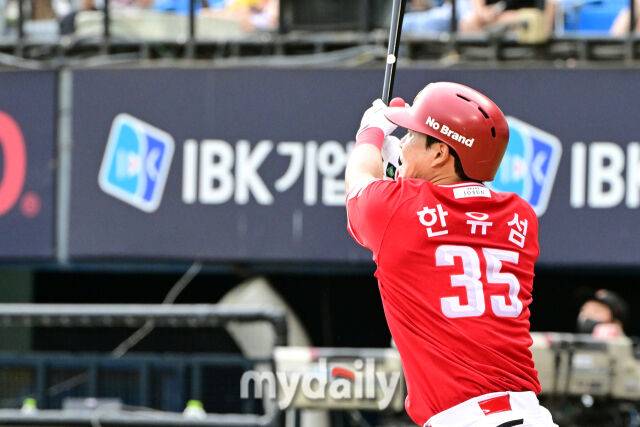 7일 오후 서울 잠실야구장에서 진행된 '2025 신한 SOL뱅크 KBO 리그' SSG-LG의 경기. SSG 한유섬이 1회말 2사 2루에서 임찬규를 상대로 투런 홈런을 때리고 있다./마이데일리