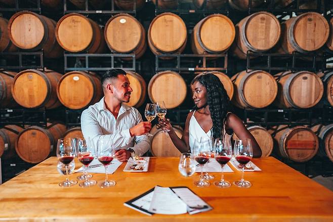 오크통 앞에서 사랑의 건배. 미국 오리건주 월라멧 밸리