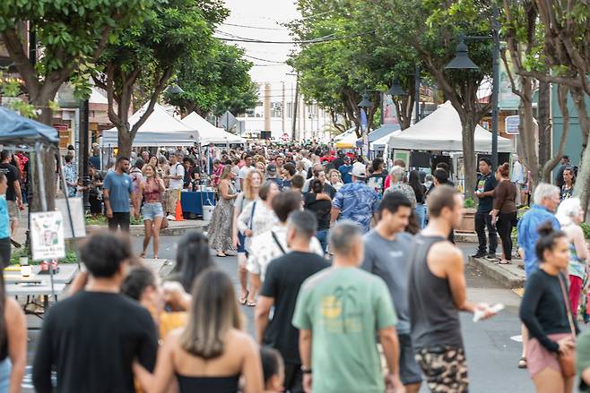 마우이 와일루쿠 타운에서 신년을 맞아 열린 ‘와일루쿠 퍼스트 프라이데이’를 즐기는 현지 주민과 방문객들.