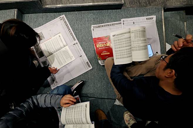 7일 서울 종로구 성균관대학교 600주년 기념관 새천년홀에서 종로학원 주최로 열린 ‘2026 정시 합격 가능선 예측 및 지원전략 설명회’에서 학부모들이 강사의 설명을 듣고 있다. [연합]