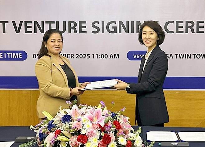 최근 필리핀 현지에서 진행된 JV 협약식에서 송미선 하나투어 대표이사(오른쪽)와 카렌 S. 산토스 ABOEX 대표이사가 기념촬영을 하고 있다.