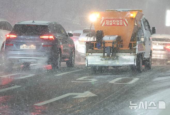 [서울=뉴시스] 황준선 기자 = 서울·인천·경기·강원 대설주의보가 발효된 지난 4일 오후 서울 중구 거리에서 제설작업 차량이 이동하고 있다. (사진=뉴시스DB) hwang@newsis.com