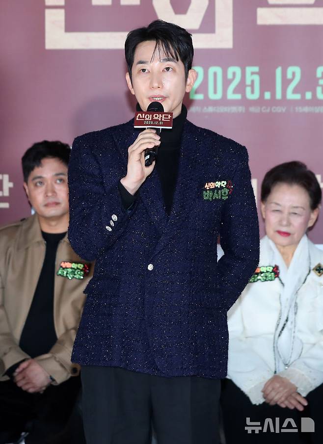 [서울=뉴시스] 김혜진 기자 = 배우 박시후가 8일 오전 서울 용산구 CGV용산아이파크몰에서 열린 영화 '신의 악단' 제작보고회에서 자신을 둘러싼 논란에 대해 입장을 말하고 있다. 2025.12.08. jini@newsis.com