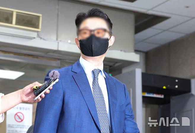 [서울=뉴시스] 황준선 기자 = 건진법사 전성배씨를 통해 김건희 여사에게 고가 선물을 전달하고 통일교의 현안을 청탁한 의혹을 받는 윤영호 전 세계평화통일가정연합(통일교) 세계본부장이 30일 오전 서울 서초구 서울중앙지방법원에서 열린 구속 전 피의자 심문(영장실질심사)에 출석하고 있다. 2025.07.30. hwang@newsis.com