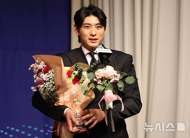 [서울=뉴시스] 조성우 기자 = 8일 서울 강남구 리베라호텔에서 열린 2025 일구상 시상식에서 샌프란시스코 자이언츠 이정후가 특별 공로상을 수상한 뒤 소감을 말하고 있다. 2025.12.08. xconfind@newsis.com