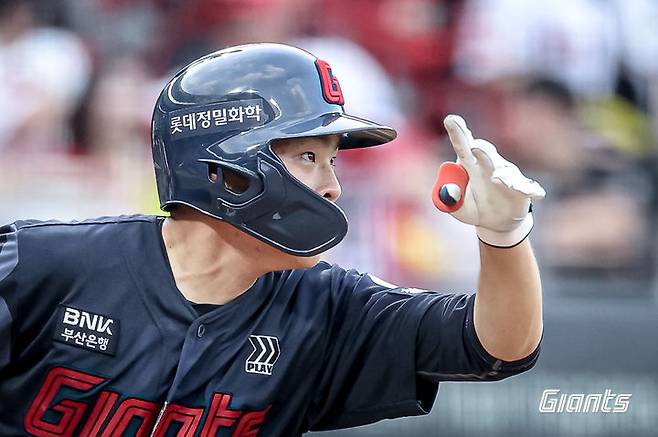 [서울=뉴시스] 프로야구 롯데 자이언츠 박찬형이 6일 광주-기아챔피언스필드에서 열린 2025 신한 쏠뱅크 KBO리그 KIA 타이거즈와의 경기에서 안타를 치고 있다. (사진=롯데 자이언츠 제공) 2025.07.06.