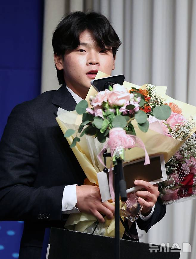 [서울=뉴시스] 조성우 기자 = 8일 서울 강남구 리베라호텔에서 열린 2025 일구상 시상식에서 롯데 자이언츠 박찬형이 의지노력상을 수상한 뒤 소감을 하고 있다. 2025.12.08. xconfind@newsis.com