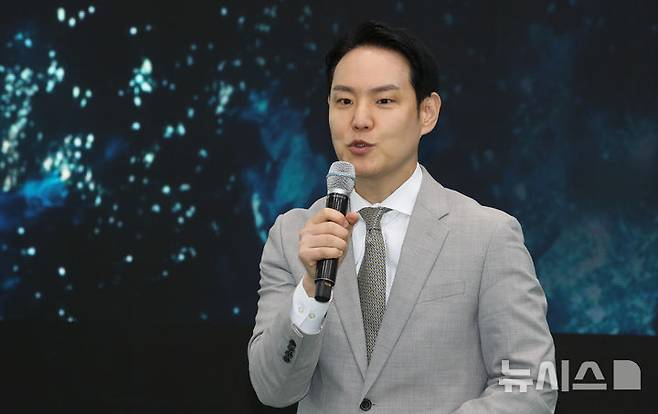 [제주=뉴시스] 우장호 기자 = 김한규 더불어민주당 소속 국회 산업통상자원중소벤처기업위원회 위원이 28일 오전 제주시 구좌읍 한동리 용암해수일반산업단지에서 열린 국정감사 현장시찰에서 인사말을 하고 있다. 2025.10.28. woo1223@newsis.com